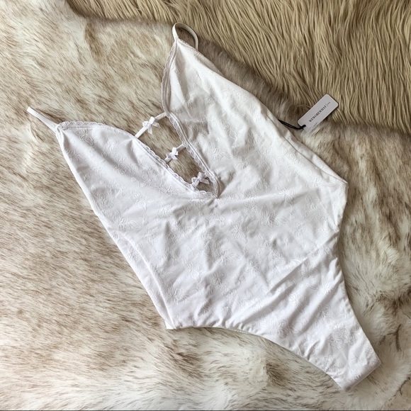 WeWoreWhat Bow One Piece Swimsuit Floral Jacquard White Size Medium NWT - Picture 3 of 12